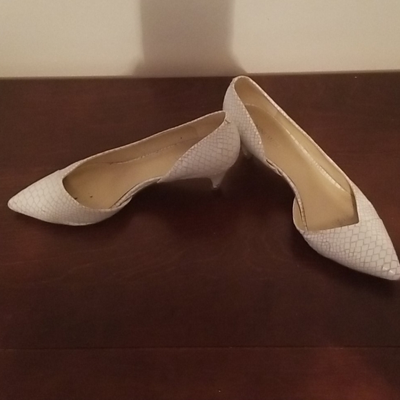 White low heel points - Picture 2 of 4
